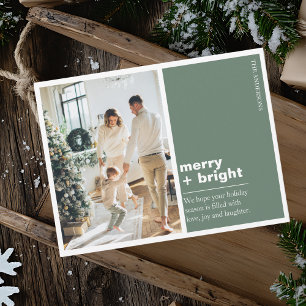 Moderne grüne „Merry + Bright“ Weihnachtsfoto Postkarte