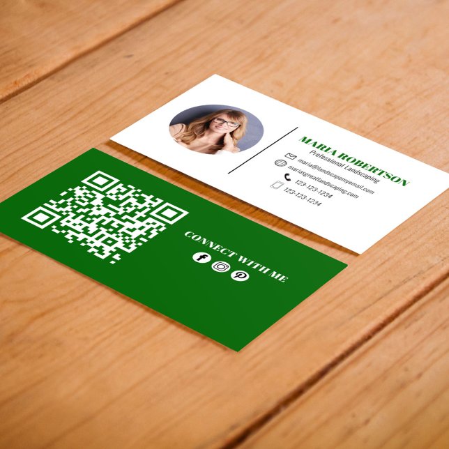 Moderne grüne Minimalistische QR-Kodizes Soziale M Visitenkarte (Minimalist modern simple green business card.)