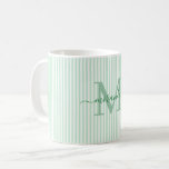 Moderne grüne Streifen-Monogramm-Name Kaffeetasse<br><div class="desc">Beginnen Sie Ihren Morgen stilvoll mit diesem personalisierten grün gestreiften Kaffeebecher, der dafür entworfen wurde, zeitlosen Charme in jeden Schluck zu bringen. Mit einem weichen grün-weiß gestreiften Hintergrund präsentiert sich dieser elegante Becher, der mit Ihrem Monogramm und vollständigen Namen in einer eleganten Schreibschrift personalisiert ist – ein feminines, raffiniertes Design,...</div>