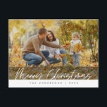 Moderne Gruß, frohe Weihnachten Familie Foto Postkarte<br><div class="desc">Frohe Weihnachten. Feiern Sie die Saison mit dieser Foto-Postkarte. Es ist vollständig anpassbar und personalisiert mit Ihren eigenen Grußbotschaften. Bitte fügen Sie Ihre Rücksendeadresse für einfaches Mailen hinzu. Es ist einfach,  einfach,  aber modern minimalistisch und festlich. Dies ist die perfekte Postkarte für Ihre Urlaubswünsche. Layover-Kalligraphie.</div>