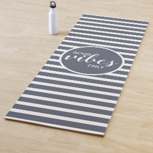 Moderne gute Schwingungen nur blaue stilvolle Typo Yogamatte
