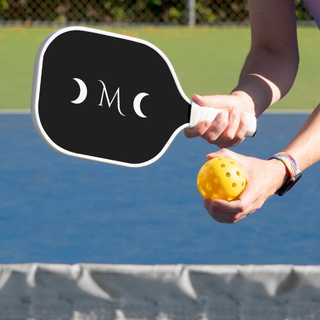 Moderne Halbmonde Schwarz-Weiß-Monogramm Pickleball Schläger (InSitu)