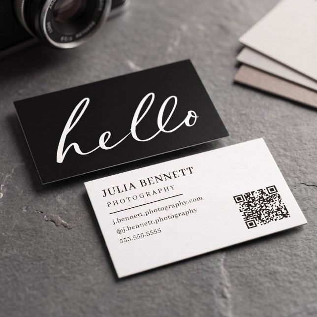 Moderne "Hallo"-Schrift Visitenkarte (Simulated business cards on table)