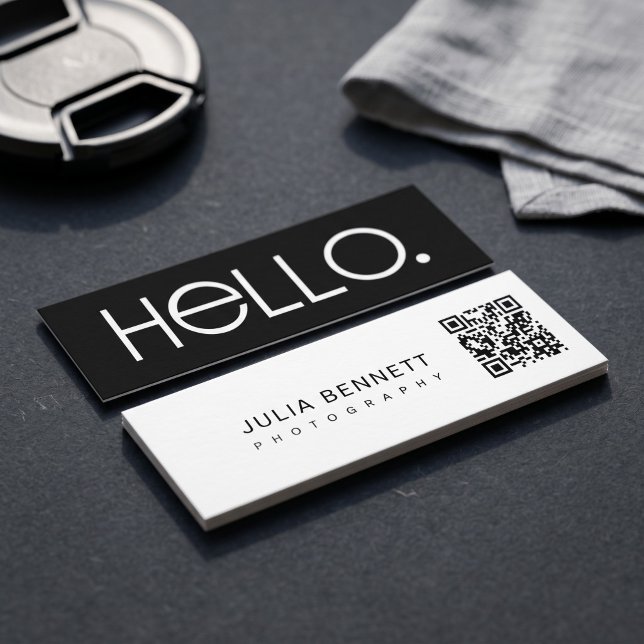 Moderne "Hallo"-Typografie-Design Mini Visitenkarte (Simulated business cards on table)