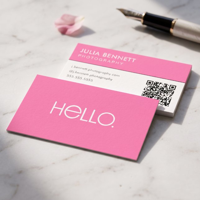 Moderne "Hallo"-Typografie-Design Visitenkarte (Simulated business cards on table)