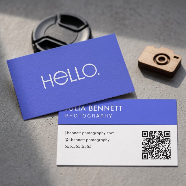 Moderne "Hallo"-Typografie-Design Visitenkarte (Simulated business cards on table)