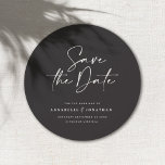 Moderne handgeschriebene Hochzeitsankündigung Save The Date<br><div class="desc">Moderne klassische Typografie kühn Hochzeit speichern die Dattelkarte. Mit moderner,  eleganter Typografie und gestreiftem Backer-Design. Farben können individuell angepasst werden.</div>