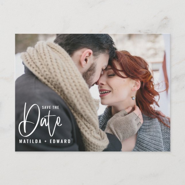 Moderne handgeschriebene monochrome Foto Hochzeits Postkarte (Vorderseite)