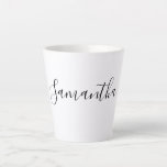 Moderne handgeschriebene Skripttypografie Milchtasse<br><div class="desc">Eine ungewöhnliche moderne Tasse mit trendigen Schriftzeichen. Fügen Sie Ihren eigenen Namen hinzu. Wenn Sie es vorziehen, aus vielen anderen Schriften zu wählen.</div>
