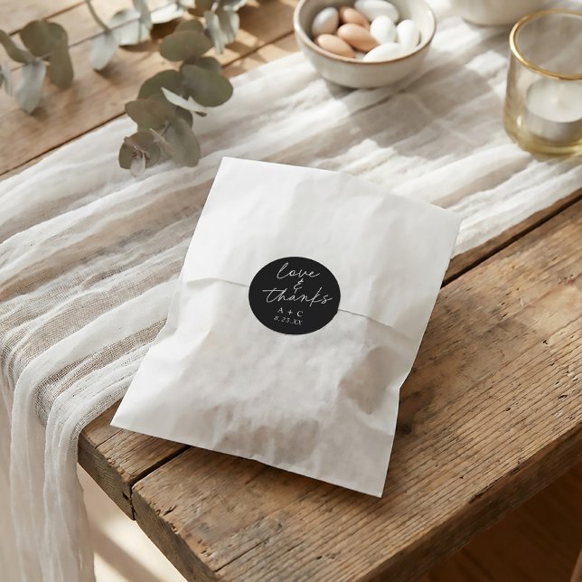 Moderne Handschrift-Gastgeschenk Hochzeit Runder Aufkleber (Modern black and white wedding favor tags)