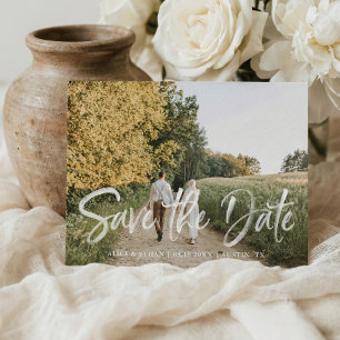 Moderne Handschrift Pinsel Weiß Save the Date Foto Ankündigungspostkarte