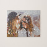 Moderne Handschrift wird meine Bridesmaid sein Puzzle<br><div class="desc">Modern wirst du mein Bridesmaid-Schlägerpuzzle sein,  mit deinem Lieblings-Foto und deinem trendigen Handschriftendrucker-Schriftart.88</div>