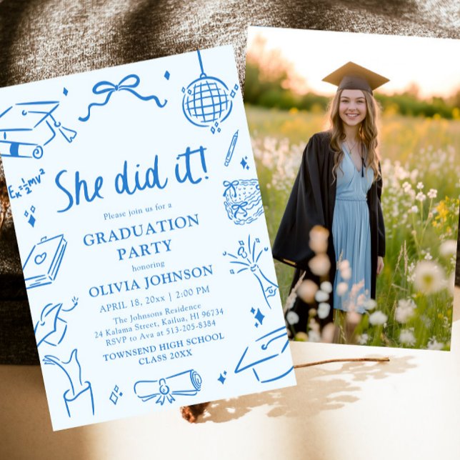 Moderne Handzeichnung Sie hats geschafft Blau Absc Einladung (Modern Hand Drawn She did it Graduation Party Invitation)