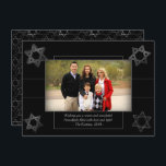 Moderne Hanukkah Monochrome Star von David Foto Feiertagskarte<br><div class="desc">Minimal klassisch schwarz Bar/Bat Mitzvah und Hanukkah modernen Star of David vor einem soliden Hintergrund schafft ein elegantes,  raffiniertes Design. Für andere koordinierende Farben oder passende Produkte,  besuchen Sie JustFharryn @ Zazzle.com oder kontaktieren Sie den Designer,  c/o Fharryn@yahoo.com Alle Rechte vorbehalten. #zazzlemade #christmasdecor</div>