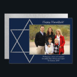 Moderne Hanukkah Silver Blue Star von David Foto Feiertagskarte<br><div class="desc">Minimal klassisch silber Bar/Bat Mitzvah und Hanukkah modernen Star of David vor einem soliden Hintergrund schafft ein elegantes,  raffiniertes Design. Für andere koordinierende Farben oder passende Produkte,  besuchen Sie JustFharryn @ Zazzle.com oder kontaktieren Sie den Designer,  c/o Fharryn@yahoo.com Alle Rechte vorbehalten. #zazzlemade #christmasdecor</div>