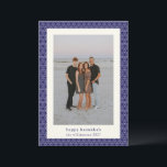 Moderne Hanukkah Star Line Elegantes blaues Foto<br><div class="desc">Mit dieser eleganten Karte, die ein modernes jüdisches Sternmuster in kräftigem Blau und Weiß aufweist, senden Sie Ihren Freunden und der Familie herzliche Wünsche. Personalisiert mit Ihrem Foto, Gruß und Namen, ist es die perfekte Art, das Festival der Lichter mit einer einzigartigen und nachdenklichen Touch zu feiern. Ideal für diejenigen,...</div>