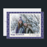 Moderne Hanukkah Star Line Muster Blue Foto Card<br><div class="desc">Wünschen Sie Freunde und Familie eine Happy Hanukkah mit dieser einfachen Karte mit einem modernen jüdischen Sternmuster in lebendiges Blau und Weiß,  personalisiert mit Ihrem Foto,  Gruß und Namen.</div>