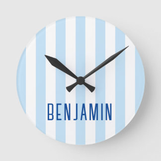 Moderne hellblaue und weiße Streifen Name Runde Wanduhr