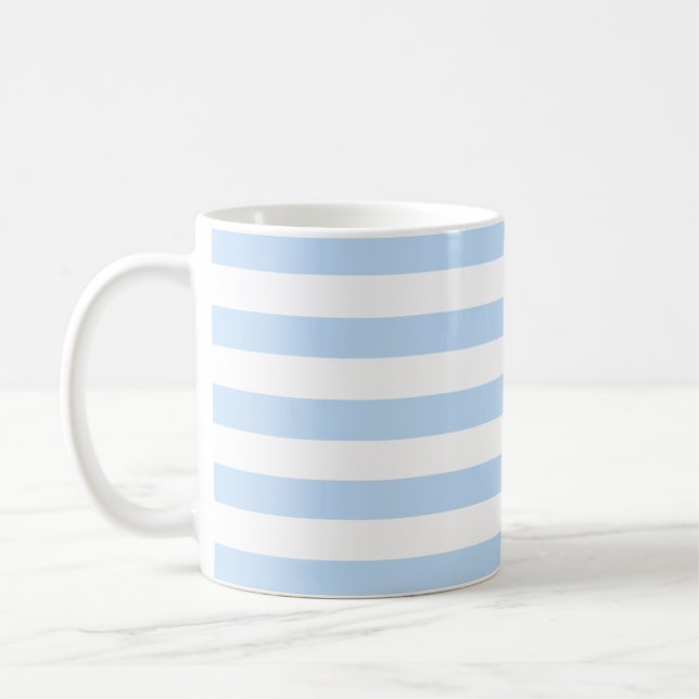 Moderne hellblaue weiße Streifenstrand Tasse (Links)