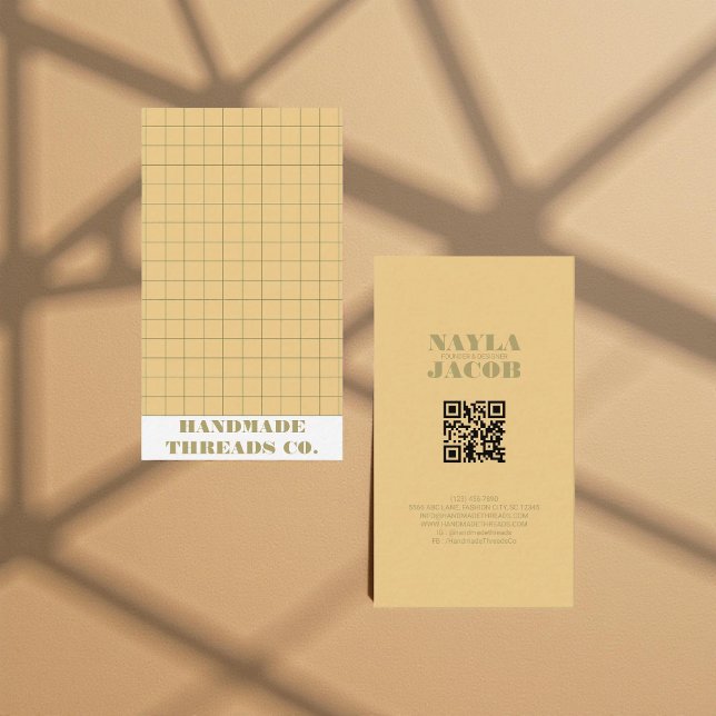 Moderne hellgelbe karierte Muster-QR-Code  Visitenkarte (Von Creator hochgeladen)