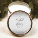 Moderne, hellgraue Silver Glitzer Edge Wedding Runder Aufkleber<br><div class="desc">Dieser elegante,  moderne Hochzeitsaufkleber zeichnet sich durch ein Imitat silberner Glitzer-Design am oberen und unteren Rand aus. Einfache Anpassung des kohlegrauen Textes auf einem hellgrauen Hintergrund mit den Namen der Braut und des Bräutigams in handgeschriebener Kalligraphie über einen großen Ampersand.</div>