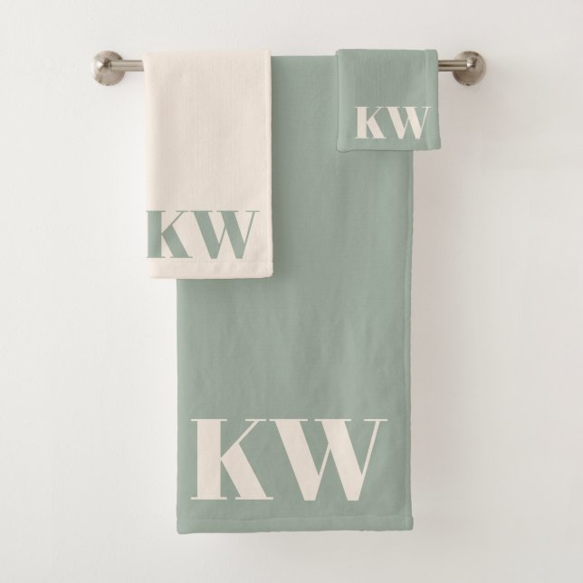 Moderne Hellgrüne Monogramm-Initialen Personalisie Badhandtuch Set (Insitu)