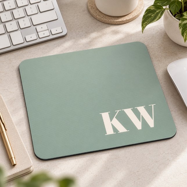 Moderne hellgrüne Monogramm-Initialen personalisie Mousepad (Von Creator hochgeladen)