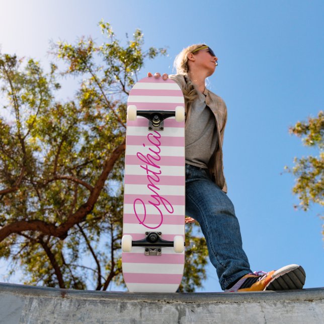 Moderne hellrosa Streifen Personalisiert Skateboard (Außenbereich 1)