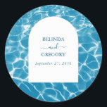 Moderne Hochzeit am Blue Ocean Beach Runder Aufkleber<br><div class="desc">Ein wunderschönes Küstendesign mit blauem Wasser, Meerwasser und weißem Bogen. Perfektes Hochzeitsdesign für jeden, der im Sommer heiraten möchte, am Strand, am Meer oder in der Hochzeit in Urlaubsort. Ein modernes Design mit blauen Wasserwellen. Ein blaues Meer Strand Hochzeitsaufkleber Design mit modernen Elementen. Auch die passenden Hochzeitseinladungen und andere Schreibwaren...</div>