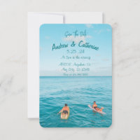 Moderne Hochzeit des Surfers im blauen Meer