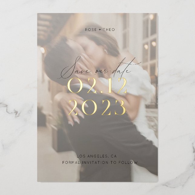 Moderne Hochzeit in Schwarz-Weiß-Foto Folieneinladung (Vorderseite)