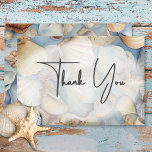 Moderne Hochzeit in tropischen Muscheln Dankeskarte<br><div class="desc">Mit unserer exquisiten Hochzeitskarte, die mit sanften Aquarellhäuten von Muscheln in einer faszinierenden Palette von Ozeanblau, Creme, Terrakotta Rost, Beige, Bräune und Rosa geschmückt ist, können Sie sich auf eine Reise der Eleganz und Ruhe freuen. Die sanften Farbtöne tanzen anmutig gegen eine weiche, ovale Unschärfe und bilden den perfekten Hintergrund...</div>