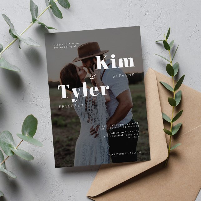 Moderne Hochzeit mit 2 Foto Schwarzweiß-Typografie Einladung (Von Creator hochgeladen)