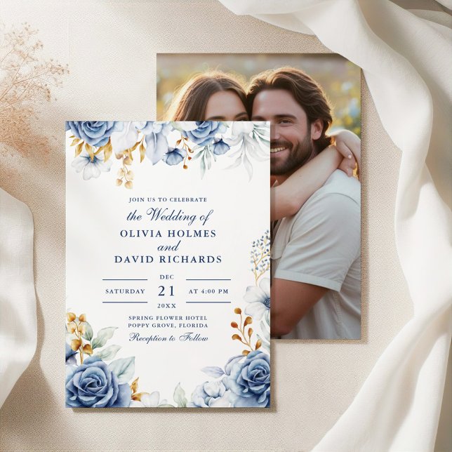 Moderne Hochzeit mit blauen und goldenen Blumen-Fo Einladung (Modern Blue and Gold Floral Couple Photo Wedding Invitation on an elegant fabric with botanical.)