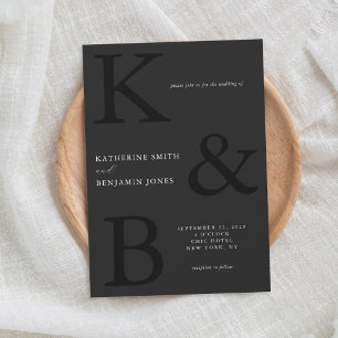 Moderne Hochzeit mit mattschwarzem Monogramm im mi Einladung