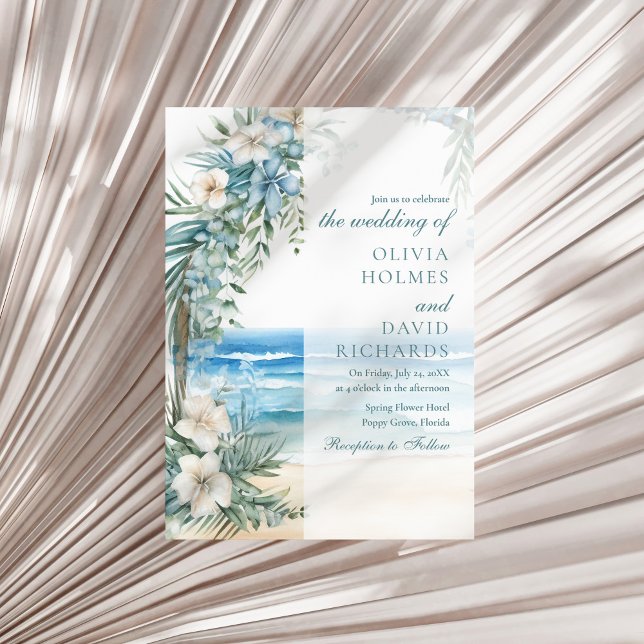 Moderne Hochzeit mit tropischem Strand und Blumens Einladung (Modern Tropical Beach and Floral Arch Wedding Invitation on a sunny neutral dry palm leaf.)