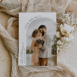 Moderne Hochzeit speichern die Dattelkarte Save The Date<br><div class="desc">modernes Skriptbogendesign mit einem Paarbild und eigenem Text. Die Textfeatures dieses Designs können bearbeitet werden</div>