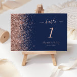 Moderne Hochzeit von Navy Blue Rose Gold Glitzer Tischnummer<br><div class="desc">Die links Seite dieser eleganten,  modernen Hochzeitsfeier-Tischnummer besticht durch das Design eines Glitzer in Rose-Gold-Imitate. Der anpassbare Text kombiniert Rose-Rosa-Handschrift,  Copperplate und kursiv Schriftart auf einem marineblauen Hintergrund.</div>