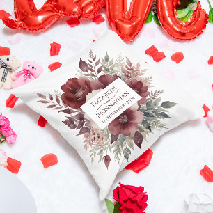 Moderne Hochzeiten im Burgund mit floralen Wasserf Kissen