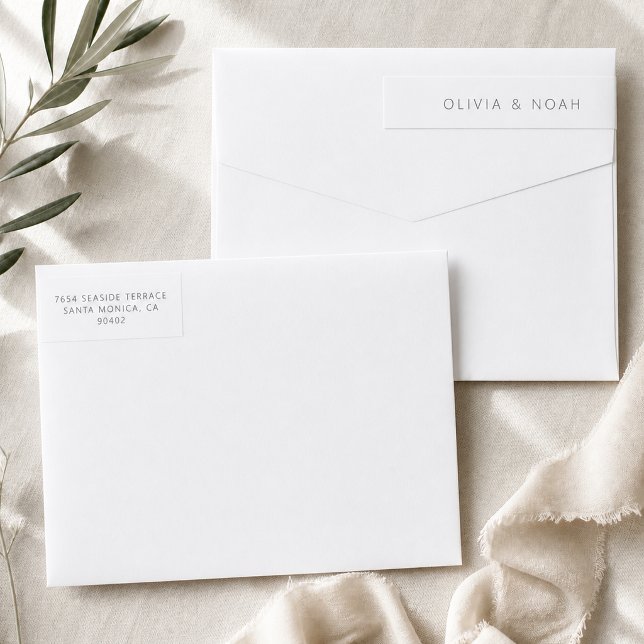Moderne Hochzeits-Etiketten mit Rücksendeadresse z (Modern Wedding Wrap Around Return Address Label displayed on white envelopes)