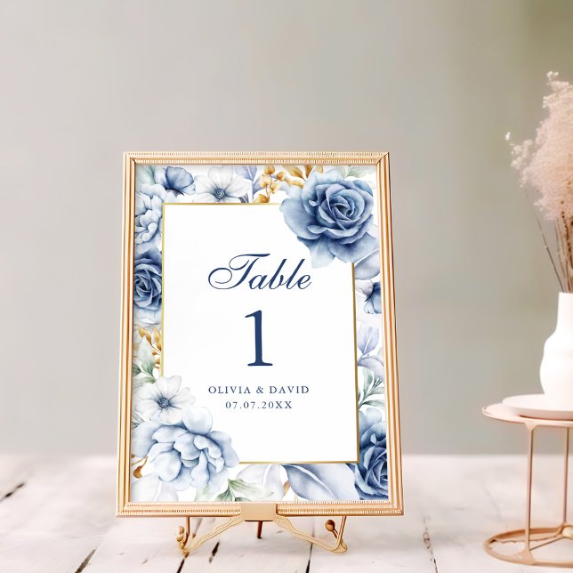 Moderne Hochzeitsfeier in Blau und Gold (Modern Blue and Gold Floral Wedding Table Number on a rustic white wooden table next to flowers)