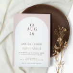 Moderne Hochzeitsfeier mit minimalistischem Foto Einladung<br><div class="desc">Diese moderne Hochzeitseinladung wurde entworfen, um sich mit unserer modernen Boho Arch Collection abzustimmen. Auf beige-rosa Hintergrund befindet sich der trendige und beliebte Bogen in Weiß, gepaart mit Skript-Schriftart. Foto auf der Kartenrückseite kann bearbeitet oder entfernt werden. Für eine erweiterte Anpassung dieses Designs, z.B. das Ändern des Layouts, des Schriftartes...</div>