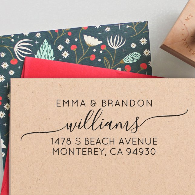 Moderne Hochzeitsskriptfamilie Name & Rücksendeadr Permastempel (Von Creator hochgeladen)