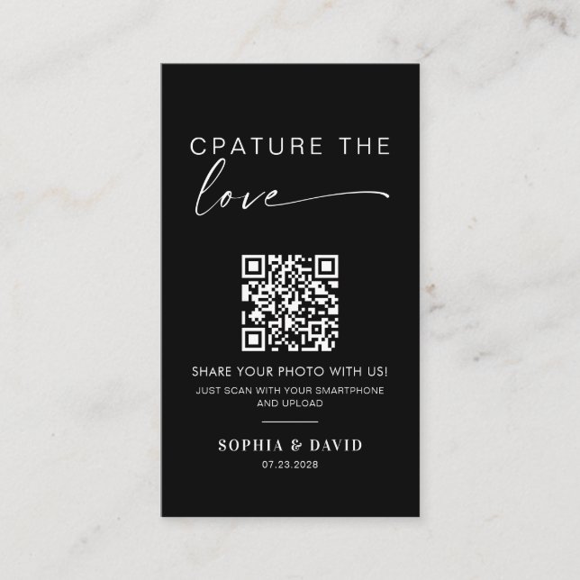 Moderne Hochzeitsstipps erfassen den QR-Code der L Begleitkarte (Vorderseite)