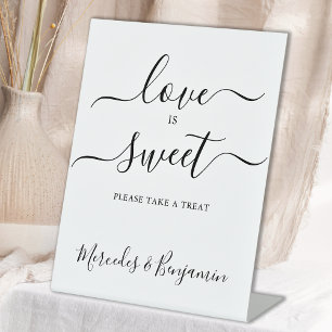 Moderne Hochzeitstil-Liebe ist süßer Personalisier Sockelschild