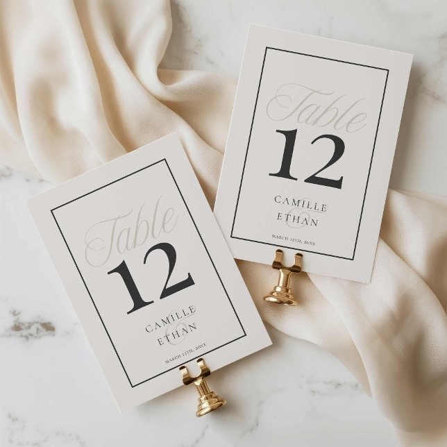 Moderne Hochzeitstisch-Nummerierung in typografisc Tischnummer (Minimal Black with Cream Wedding Table Numbers)