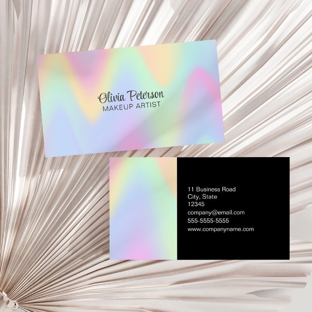 Moderne holografische und schwarze Elegantenschrif Visitenkarte (Modern Holographic and Black Elegant Script Business Card on a white dry palm leaf.)