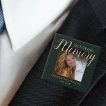 Moderne im liebenden Gedächtnis | Foto Memorial Button<br><div class="desc">Das Abzeichen der Beerdigung 'In liebevollem Gedächtnis' wird Ihre Liebe zu einem guten Tribut machen. Mit dem Sprichwort "in liebevoller Erinnerung" ein Foto,  ihr Name und das Geburts-/Sterbedatum auf dunkelgrünem Hintergrund. Schriftart Stile,  Größe und Farbe können durch Klicken auf den Link nach Personalisierung anpassen geändert werden.</div>