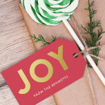 Moderne Imitate Foil Joame Name Christmas Geschenkanhänger<br><div class="desc">Machen Sie eine kühne Aussage in dieser Urlaubssaison mit diesen modernen,  farbenfrohen Geschenketiketten,  mit einfachen Typografie,  die JOY in Imitaten goldenen Folie liest. Die Hintergrundfarbe (rot) kann auf Wunsch angepasst werden. Die Rückseite enthält ein passendes Muster von Imitaten goldenen Weihnachtsbäumen.</div>