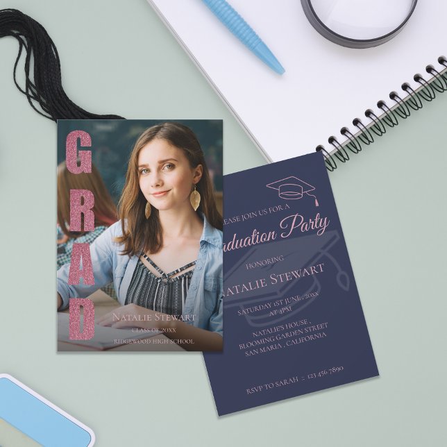 Moderne Imitate Rose Gold GRAD Foto Abschluss Einladung (Modern Faux Rose Gold GRAD Photo Class of 2026 Senior Graduation Party Invitation )